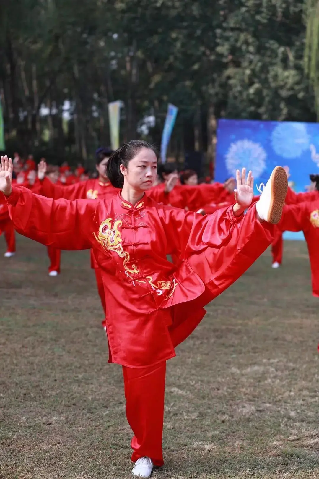 Tai Chi Walking slow weight transfer and knee alignment technique