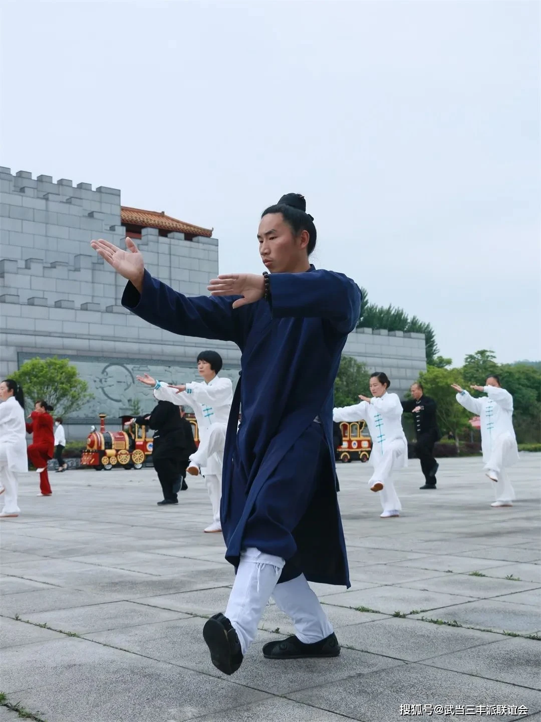The Duality of Tai Chi: Mastering “Song” (松) and “Jin” (紧) to Avoid Double-Heaviness and Stiffness